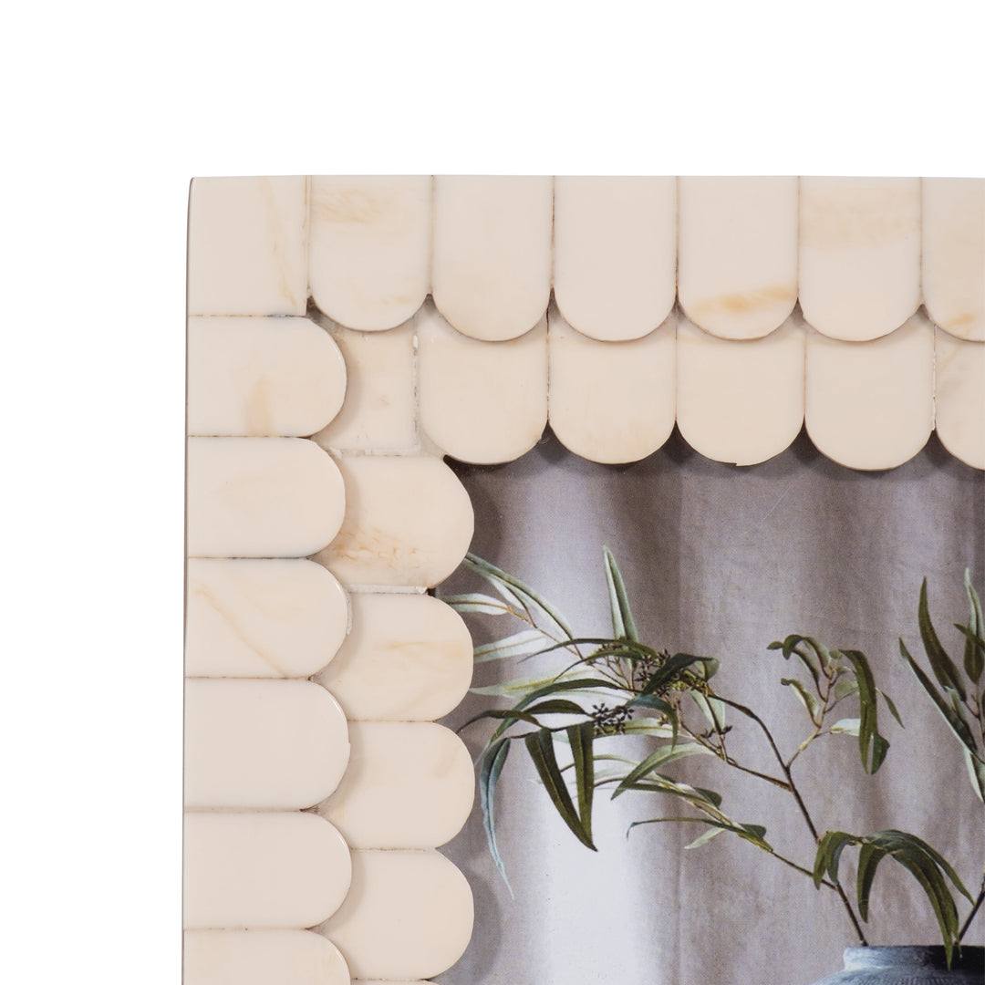 RESIN, 4X6 SCALLOPED PHOTO FRAME, IVORY