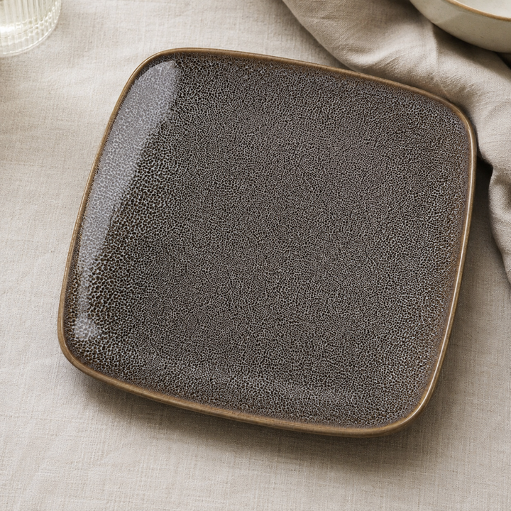 ELEVATED SQUARE PLATE-VS-27 CM-I/S REACTIVE FRECKLES O/S LIGHT BROWN-AHC-A