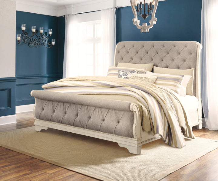 Realyn King Sleigh Bedroom Set