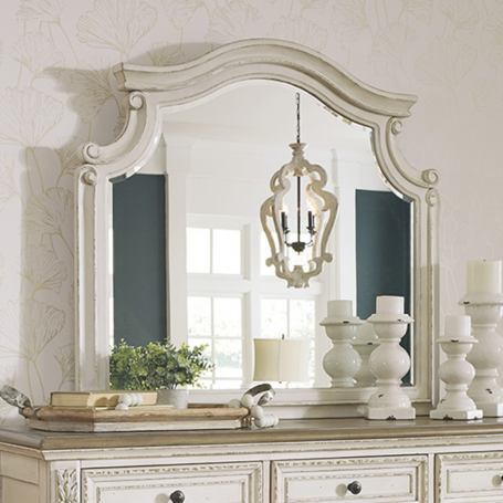 Realyn Bedroom King Set with Chest Offer