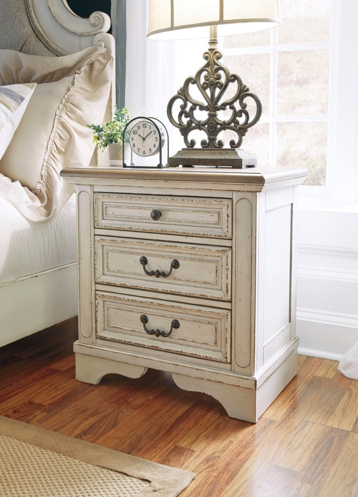 Realyn Bedroom King Sleigh Set with Chest Offer